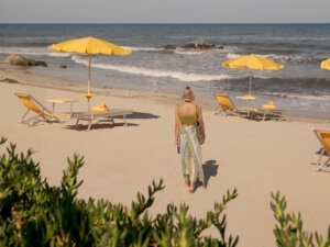 Entspannung pur: Am Strand des Baia del Sole Resorts genießen Besucher Ruhe und Sonne bis in den Oktober hinein. (Foto: © Alessandro Mallamaci)