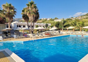 Das Highlight der Anlage ist zweifelsohne der Pool mit kleiner Bar, an und in dem es sich wunderbar entspannen lässt. (Foto: © Bastian Glumm)