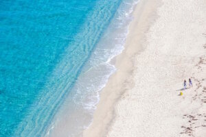 Feiner, weißer Sand und leere Strände – im Herbst gehört Kalabriens Küste fast den Gästen allein. (Foto: © Tommaso Pugliese)