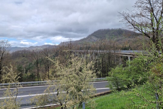 Zwischen Florenz und Bologna verläuft die alte A1-Panoramastrecke – eine stille, kurvige Route mit Ausblicken über die toskanischen Hügel. (Foto: © Bastian Glumm)