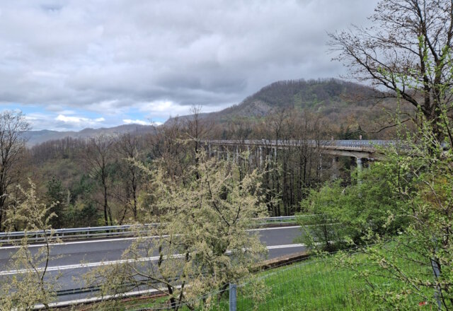 a1-autostrada-panoramastrecke-bologna-florenz (2) Zwischen Florenz und Bologna verläuft die alte A1-Panoramastrecke – eine stille, kurvige Route mit Ausblicken über die toskanischen Hügel. (Foto: © Bastian Glumm)