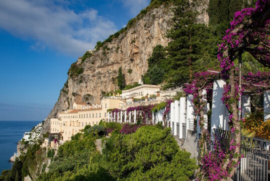 Das Anantara Convento Di Amalfi Grand Hotel, ein Kapuzinerkloster aus dem 13. Jahrhundert auf einer Klippe an der Amalfiküste, wurde als eines von TIME’s „World's Greatest Places 2024“ ausgezeichnet. (Foto: © Minor Hotels)