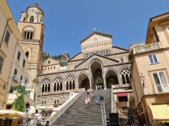 Amalfi: Der Dom Sant’Andrea prägt das Zentrum des Ortes. Die monumentale Freitreppe ist religiöses Wahrzeichen, städtischer Treffpunkt und touristische Bühne zugleich. (Foto: © Bastian Glumm)