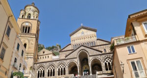 Amalfi: Der Dom Sant’Andrea prägt das Zentrum des Ortes. Die monumentale Freitreppe ist religiöses Wahrzeichen, städtischer Treffpunkt und touristische Bühne zugleich. (Foto: © Bastian Glumm)