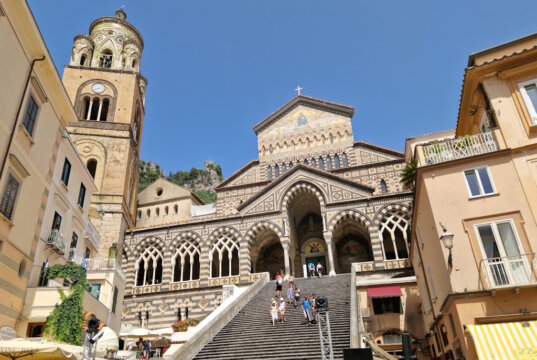 Amalfi: Der Dom Sant’Andrea prägt das Zentrum des Ortes. Die monumentale Freitreppe ist religiöses Wahrzeichen, städtischer Treffpunkt und touristische Bühne zugleich. (Foto: © Bastian Glumm)