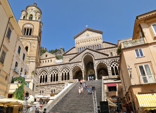 Amalfi: Der Dom Sant’Andrea prägt das Zentrum des Ortes. Die monumentale Freitreppe ist religiöses Wahrzeichen, städtischer Treffpunkt und touristische Bühne zugleich. (Foto: © Bastian Glumm)
