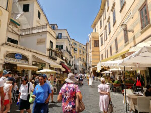 Enge Gassen und dichtes Gedränge gehören in der Hochsaison zum Alltag Amalfis. Der Ort steht exemplarisch für die Herausforderungen des Massentourismus an der Amalfiküste. (Foto: © Bastian Glumm)