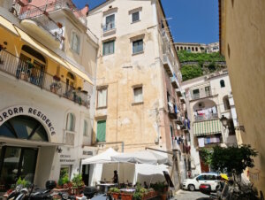 Abseits der Hauptachsen zeigt sich Amalfi als gewachsener Lebensraum. Wohnhäuser, kleine Restaurants und Alltagsmomente prägen das Bild jenseits der touristischen Kulissen. (Foto: © Bastian Glumm)