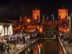 Sommerliche Festivalstimmung in Comacchio: Entlang der beleuchteten Kanäle wird die Altstadt zur Bühne für Musik, Begegnung und mediterranes Lebensgefühl. (Foto: © Elisa Catozzi Photography)