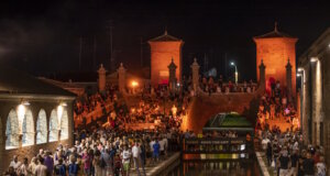 Sommerliche Festivalstimmung in Comacchio: Entlang der beleuchteten Kanäle wird die Altstadt zur Bühne für Musik, Begegnung und mediterranes Lebensgefühl. (Foto: © Elisa Catozzi Photography)