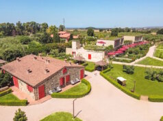 Das Antico Podere San Francesco in Rosignano Marittimo – umgeben von Olivenhainen und Gärten, nur wenige Minuten von den Stränden der Etruskischen Küste in der Toskana entfernt. (Foto: © Antico Podere San Francesco)