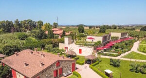 Das Antico Podere San Francesco in Rosignano Marittimo – umgeben von Olivenhainen und Gärten, nur wenige Minuten von den Stränden der Etruskischen Küste in der Toskana entfernt. (Foto: © Antico Podere San Francesco)