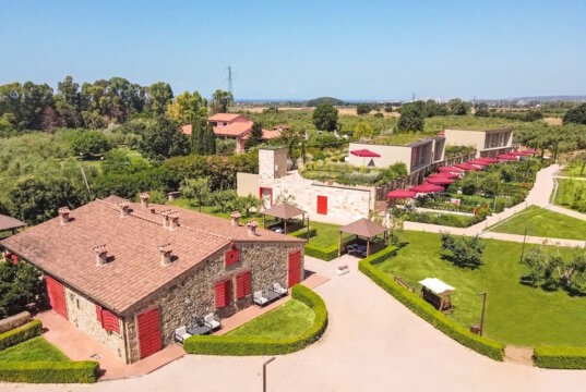 Das Antico Podere San Francesco in Rosignano Marittimo – umgeben von Olivenhainen und Gärten, nur wenige Minuten von den Stränden der Etruskischen Küste in der Toskana entfernt. (Foto: © Antico Podere San Francesco)