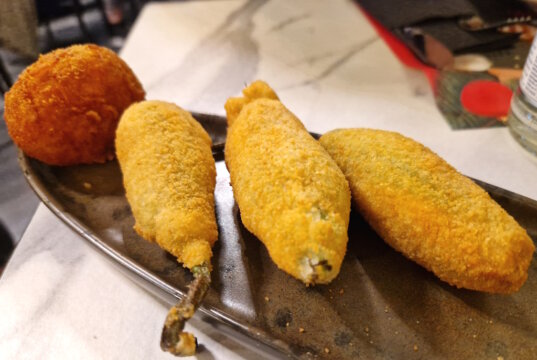 Antipasti genießen! Knusprige Kroketten, erfrischende Arancini oder zarte Zucchiniblüten – diese neapolitanischen Vorspeisen bringen den echten Geschmack Italiens auf den Tisch. (Foto: © Bastian Glumm)