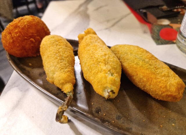 Antipasti genießen! Knusprige Kroketten, erfrischende Arancini oder zarte Zucchiniblüten – diese neapolitanischen Vorspeisen bringen den echten Geschmack Italiens auf den Tisch. (Foto: © Bastian Glumm)