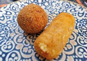 Die knusprigen Kartoffelkroketten sind eine echte Delikatesse. (Foto: © Bastian Glumm)