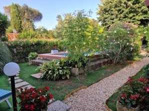 Der Garten mit Pool ist ein absolutes Highlight des Appia Antica Cottage. (Foto: © Bastian Glumm)