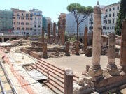 Blick über die antiken Tempelruinen der Area Sacra am Largo di Torre Argentina im historischen Zentrum von Rom. (Foto: © Bastian Glumm)