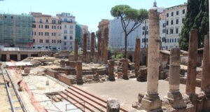 Blick über die antiken Tempelruinen der Area Sacra am Largo di Torre Argentina im historischen Zentrum von Rom. (Foto: © Bastian Glumm)