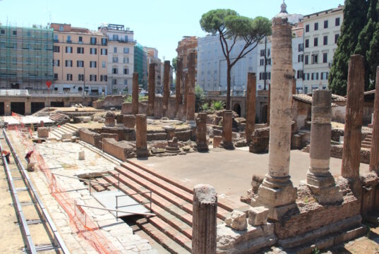 Blick über die antiken Tempelruinen der Area Sacra am Largo di Torre Argentina im historischen Zentrum von Rom. (Foto: © Bastian Glumm)