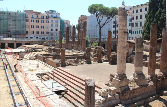 Blick über die antiken Tempelruinen der Area Sacra am Largo di Torre Argentina im historischen Zentrum von Rom. (Foto: © Bastian Glumm)
