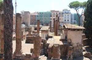 Antike Säulen und Mauerreste der republikanischen Tempelanlage am Largo di Torre Argentina, einer der bedeutendsten archäologischen Stätten im Zentrum Roms. (Foto: © Bastian Glumm)