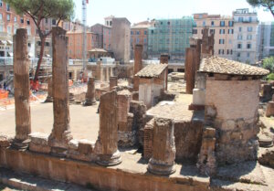 In unmittelbarer Nähe dieser Ruinen befand sich die Curia des Pompeius – jener Ort, an dem Julius Caesar im Jahr 44 v. Chr. von Verschwörern ermordet wurde. (Foto: © Bastian Glumm)