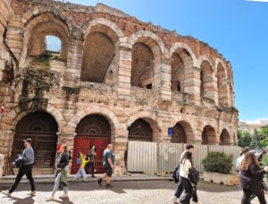 Trotz Erdbeben, Kriegen und Zeit steht das Grundgerüst der Arena di Verona noch immer. (Foto: © Bastian Glumm)