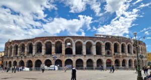 Die Arena di Verona – älter als das Kolosseum, voller Geschichte und 2025 wieder geöffnet. Ein Ort, der Staunen, Kultur und Gänsehaut vereint. (Foto: © Bastian Glumm)