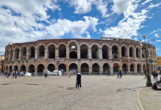 arena-di-verona-amphitheater Die Arena di Verona – älter als das Kolosseum, voller Geschichte und 2025 wieder geöffnet. Ein Ort, der Staunen, Kultur und Gänsehaut vereint. (Foto: © Bastian Glumm)