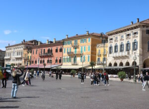 Die Arena liegt im Zentrum von Verona, an der stets lebendigen Piazza Bra. (Foto: © Bastian Glumm)
