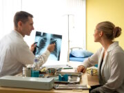 Bei der Auswertung von Röntgen- oder Laborbefunden können im italienischen Gesundheitssystem je nach Leistung und Region Zuzahlungen über das Ticket-System anfallen. (Foto: © FotoArtist - stock.adobe.com)