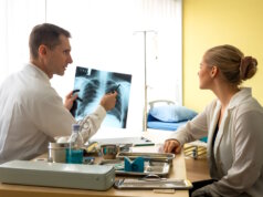 Bei der Auswertung von Röntgen- oder Laborbefunden können im italienischen Gesundheitssystem je nach Leistung und Region Zuzahlungen über das Ticket-System anfallen. (Foto: © FotoArtist - stock.adobe.com)