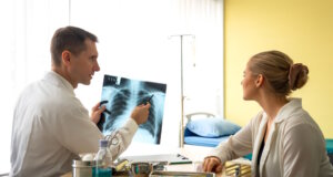 Bei der Auswertung von Röntgen- oder Laborbefunden können im italienischen Gesundheitssystem je nach Leistung und Region Zuzahlungen über das Ticket-System anfallen. (Foto: © FotoArtist - stock.adobe.com)