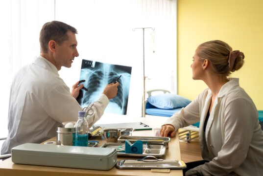 Bei der Auswertung von Röntgen- oder Laborbefunden können im italienischen Gesundheitssystem je nach Leistung und Region Zuzahlungen über das Ticket-System anfallen. (Foto: © FotoArtist - stock.adobe.com)