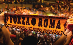 Fans der AS Rom: Der Verein zählt zu den traditionsreichsten Klubs Italiens und prägt das Fußballbild der Hauptstadt seit fast einem Jahrhundert. (Foto: © Lorenzo / Adobe Stock)