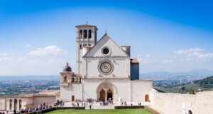Basilika des Heiligen Franziskus in Assisi, UNESCO-Weltkulturerbe und spirituelles Zentrum im Umbrien: Die berühmte Basilika zieht Pilger und Kunstliebhaber aus aller Welt an. (Foto: © Open Library ENIT)