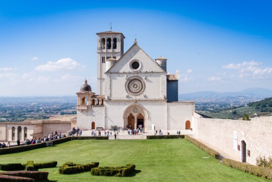Basilika des Heiligen Franziskus in Assisi, UNESCO-Weltkulturerbe und spirituelles Zentrum im Umbrien: Die berühmte Basilika zieht Pilger und Kunstliebhaber aus aller Welt an. (Foto: © Open Library ENIT)