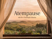 Eine Atempause mit dem Solinger Arzt und Buchautor Dr. Christoph Glumm: Die neue Rubrik auf Vivere in Italien lädt dazu ein, im Alltag innezuhalten und neue Kraft zu schöpfen. (Bild: KI-Kreation von Svitlana Glumm)