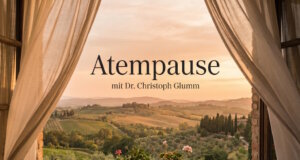 Eine Atempause mit dem Solinger Arzt und Buchautor Dr. Christoph Glumm: Die neue Rubrik auf Vivere in Italien lädt dazu ein, im Alltag innezuhalten und neue Kraft zu schöpfen. (Bild: KI-Kreation von Svitlana Glumm)