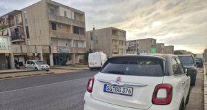 Kfz-Versicherung in Italien: Regeln, Kosten und die größten Fallstricke Der Fiat der Autoren von Vivere in Italien in einem typischen süditalienischen Wohnviertel: Viele Auswanderer und Langzeitaufenthalte beginnen mit einem ausländischen Fahrzeug in Italien – genau dann wird die Frage der Kfz-Versicherung besonders wichtig, etwa beim Fahren mit deutscher Versicherung oder dem späteren Übergang zu einer italienischen Police. (Foto: © Bastian Glumm)