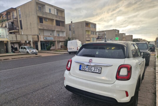 Der Fiat der Autoren von Vivere in Italien in einem typischen süditalienischen Wohnviertel: Viele Auswanderer und Langzeitaufenthalte beginnen mit einem ausländischen Fahrzeug in Italien – genau dann wird die Frage der Kfz-Versicherung besonders wichtig, etwa beim Fahren mit deutscher Versicherung oder dem späteren Übergang zu einer italienischen Police. (Foto: © Bastian Glumm)