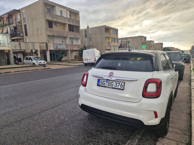 Der Fiat der Autoren von Vivere in Italien in einem typischen süditalienischen Wohnviertel: Viele Auswanderer und Langzeitaufenthalte beginnen mit einem ausländischen Fahrzeug in Italien – genau dann wird die Frage der Kfz-Versicherung besonders wichtig, etwa beim Fahren mit deutscher Versicherung oder dem späteren Übergang zu einer italienischen Police. (Foto: © Bastian Glumm)