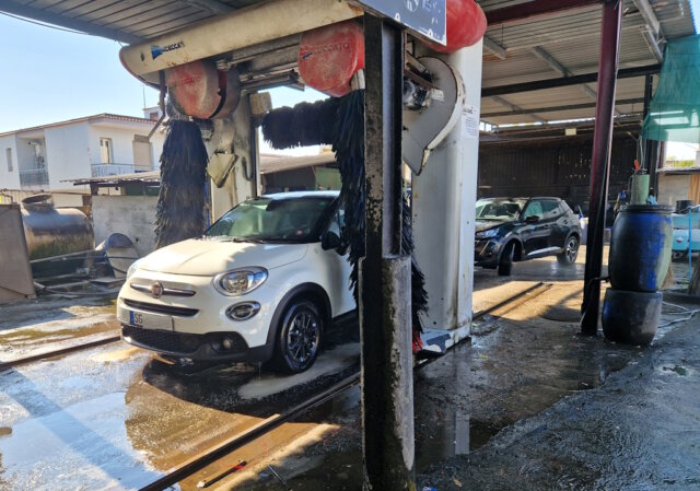 Italienische „Lavaggio Auto“ und deutsche Waschstraßen – da prallen zwei Welten der Autopflege aufeinander! (Foto: © Bastian Glumm)