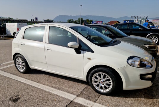 In Italien tritt ab dem 15. April 2025 eine neue Vorschrift zur Fahrzeugbereifung in Kraft, die vor allem Touristen und Durchreisende betrifft. Ab diesem Datum ist es nicht mehr erlaubt, mit Winterreifen zu fahren. (Foto: © Bastian Glumm)