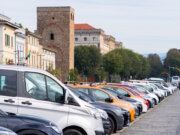 Wer mit dem eigenen Auto nach Italien auswandert, sollte bei Finanzierung oder Leasing vorab die Zustimmung von Bank oder Leasinggeber klären, sonst kann die Ummeldung vor Ort problematisch werden. (Foto: © ShapikMedia / Adobe Stock)