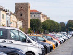 Auswandern nach Italien mit finanziertem oder geleastem Auto Wer mit dem eigenen Auto nach Italien auswandert, sollte bei Finanzierung oder Leasing vorab die Zustimmung von Bank oder Leasinggeber klären, sonst kann die Ummeldung vor Ort problematisch werden. (Foto: © ShapikMedia / Adobe Stock)