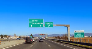 Blick auf die A9 Richtung Como und Chiasso: Ab hier beginnt der Übergang ins italienische Autobahnnetz. Die Mautstrecke startet kurz nach der Grenze.(Foto: © Ilhan Balta / Adobe Stock)