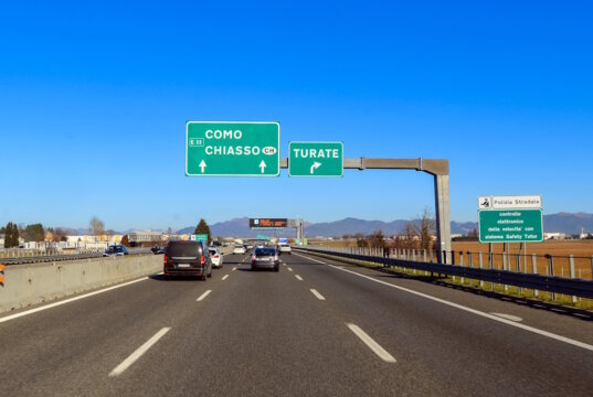Blick auf die A9 Richtung Como und Chiasso: Ab hier beginnt der Übergang ins italienische Autobahnnetz. Die Mautstrecke startet kurz nach der Grenze.(Foto: © Ilhan Balta / Adobe Stock)