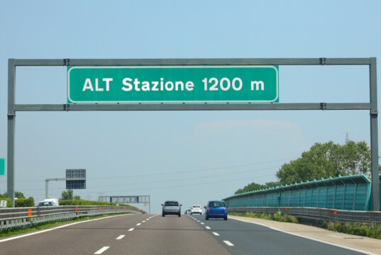 Autobahn in Italien: Seit Januar 2026 gelten auf den meisten autostrade höhere Mautgebühren, die sich aus vertraglich festgelegten Inflationsanpassungen ergeben. (Foto: © ChiccoDodiFC / Adobe Stock)